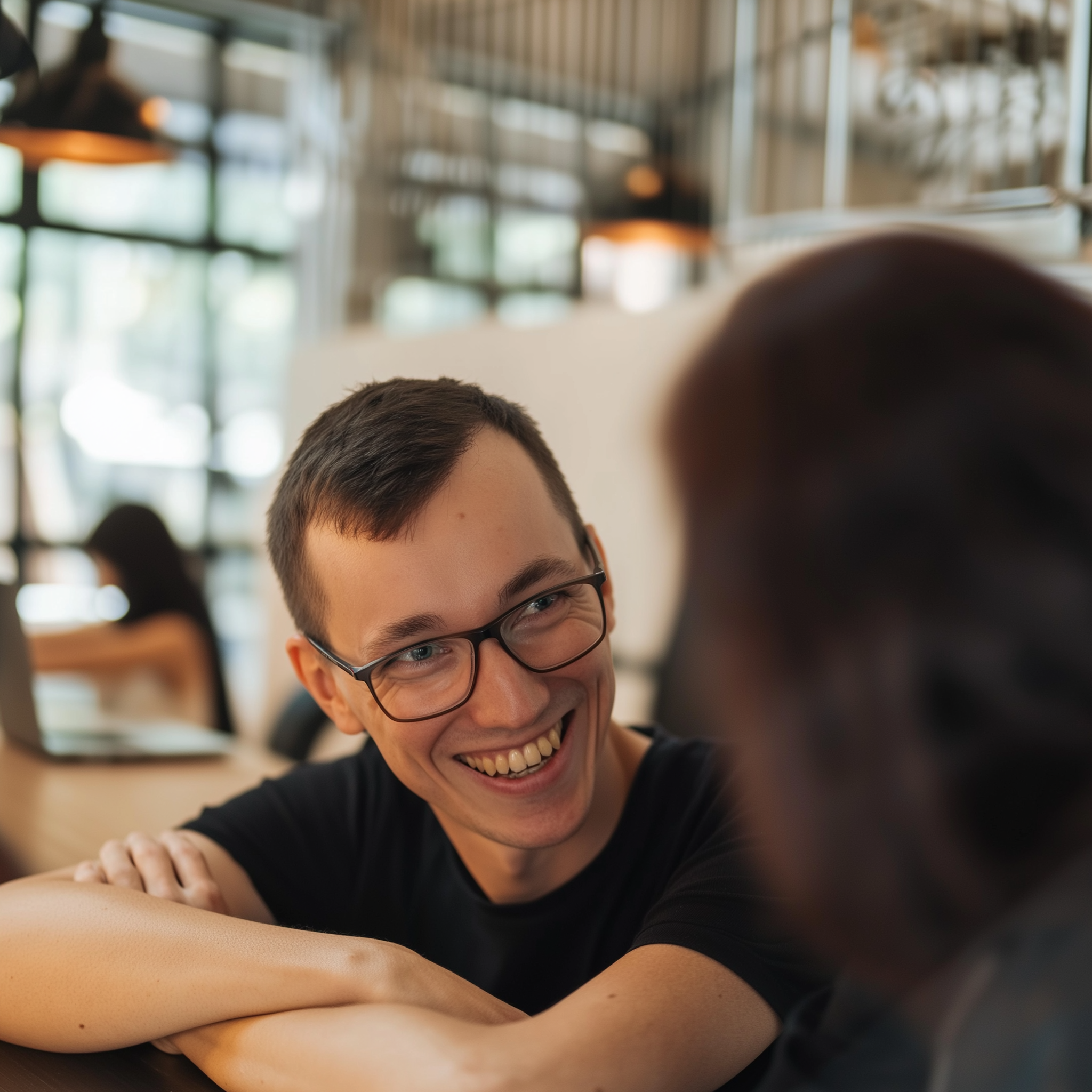 KI Experte Richard erklärt einer Teilnehmerin Workshop Inhalte